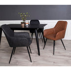 Fauteuils Harbo noir et cognac autour table noire décoration contemporaine