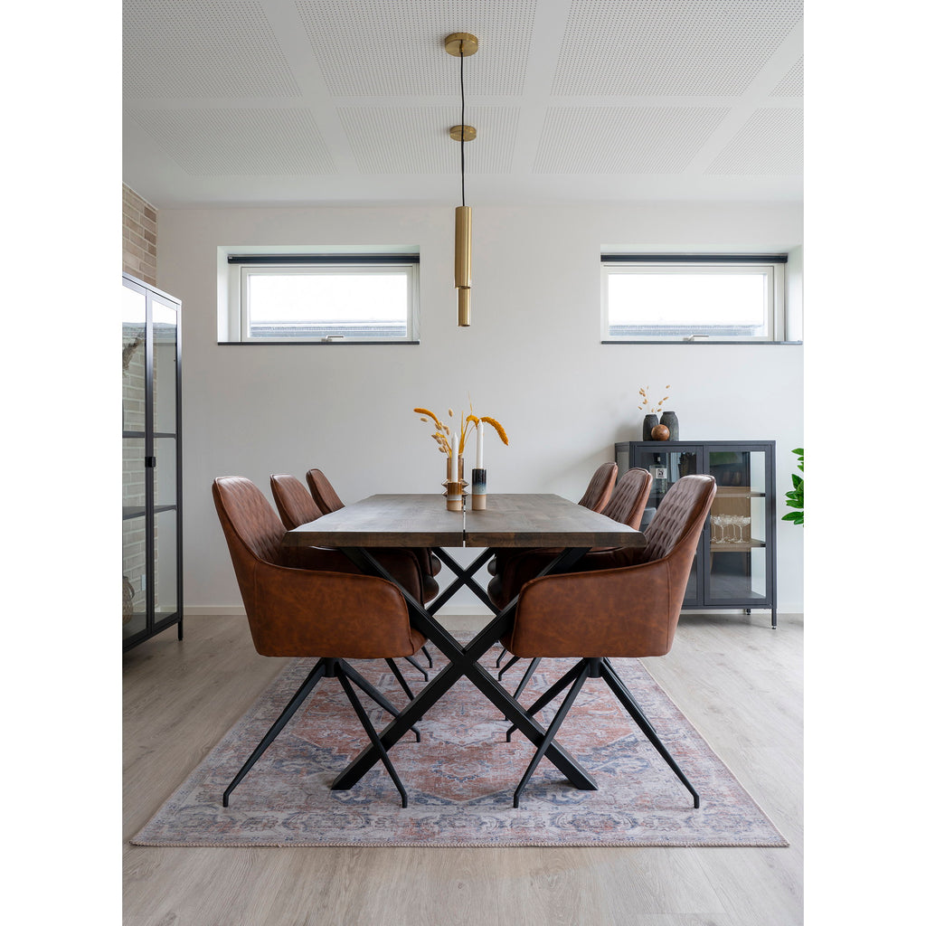 Fauteuils Harbo pivotants cuir vintage brun autour table bois massif pieds croisés avec vitrine noire et suspensions dorées