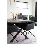 Fauteuils Harbo pivotants simili cuir noir autour table bois salle à manger contemporaine suspension dorée et vitrines