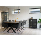 Lot de fauteuils Harbo pivotants simili cuir noir autour table bois avec vitrines noires et suspensions dorées