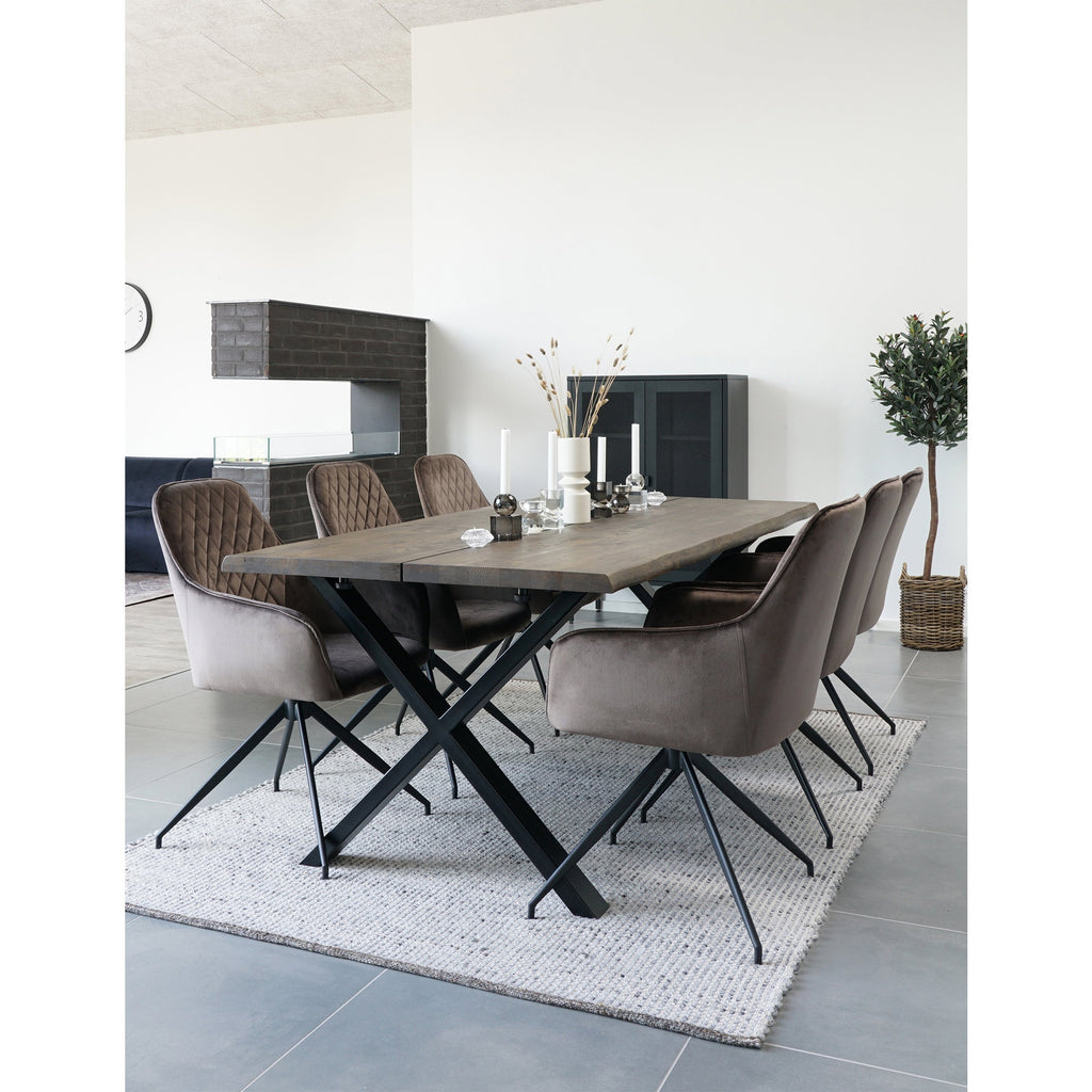 Fauteuils Harbo pivotants velours mushroom autour grande table bois salle à manger avec cheminée et olivier
