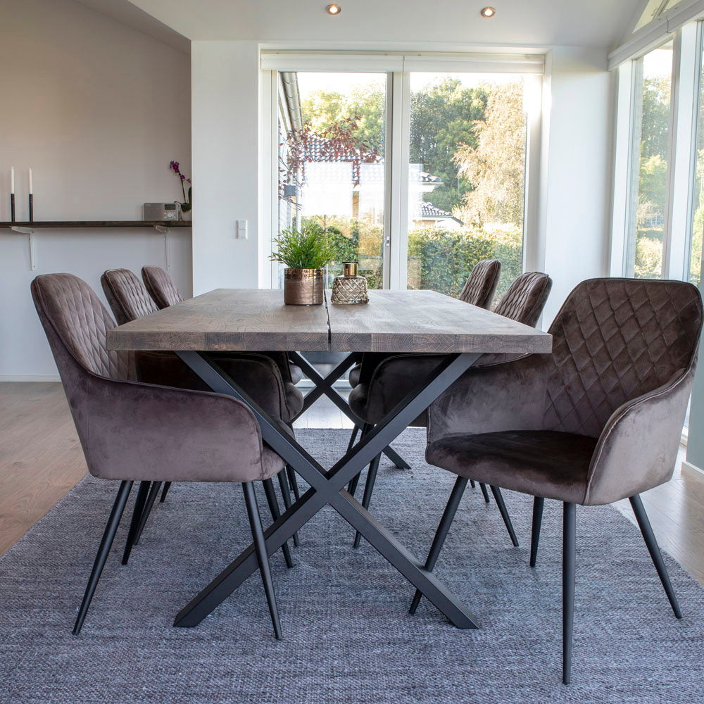 Lot de fauteuils Harbo velours mushroom autour grande table bois salle à manger baies vitrées