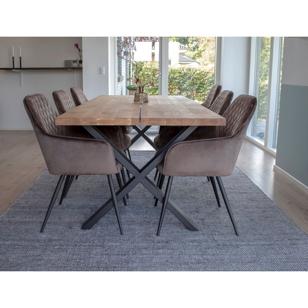 Fauteuil Harbo velours mushroom autour table bois massif pieds croisés noirs salle à manger