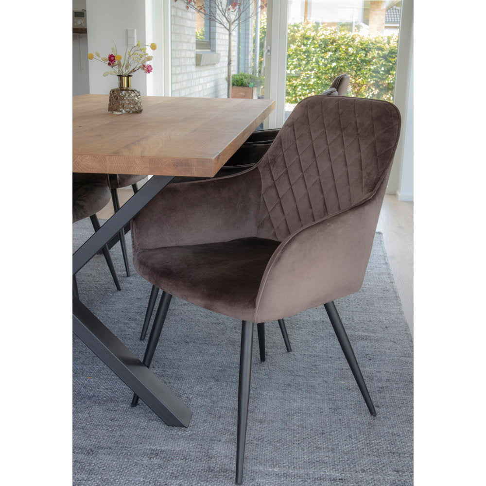 Fauteuils Harbo velours mushroom autour table bois pieds croisés sur tapis gris salon lumineux