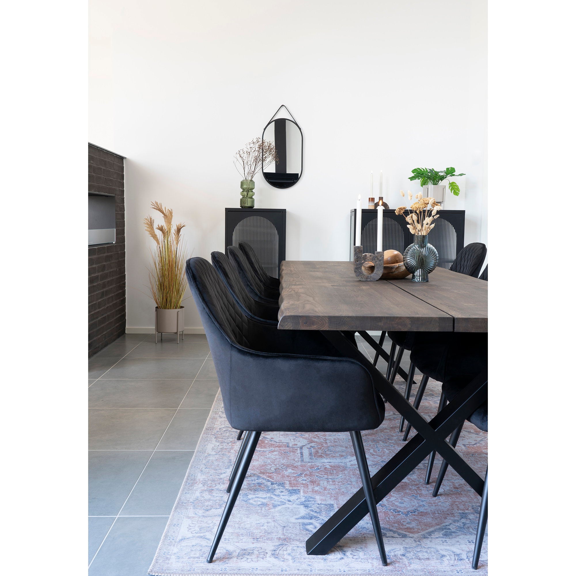 Lot de fauteuils Harbo velours noir autour table bois pieds croisés noirs avec tapis et buffet design