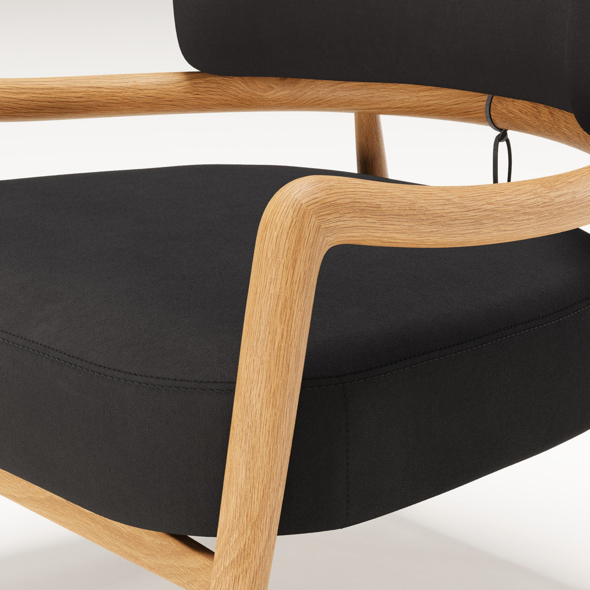 Accoudoir du fauteuil lounge Botero en chêne et cuir graphite, vu de près