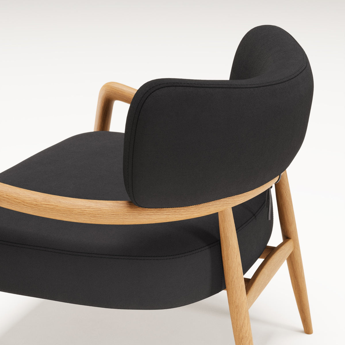 Dossier du fauteuil lounge Botero en chêne et cuir graphite, vu de trois quarts arrière
