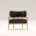 Fauteuil lounge Botero en chêne et cuir graphite vu de face