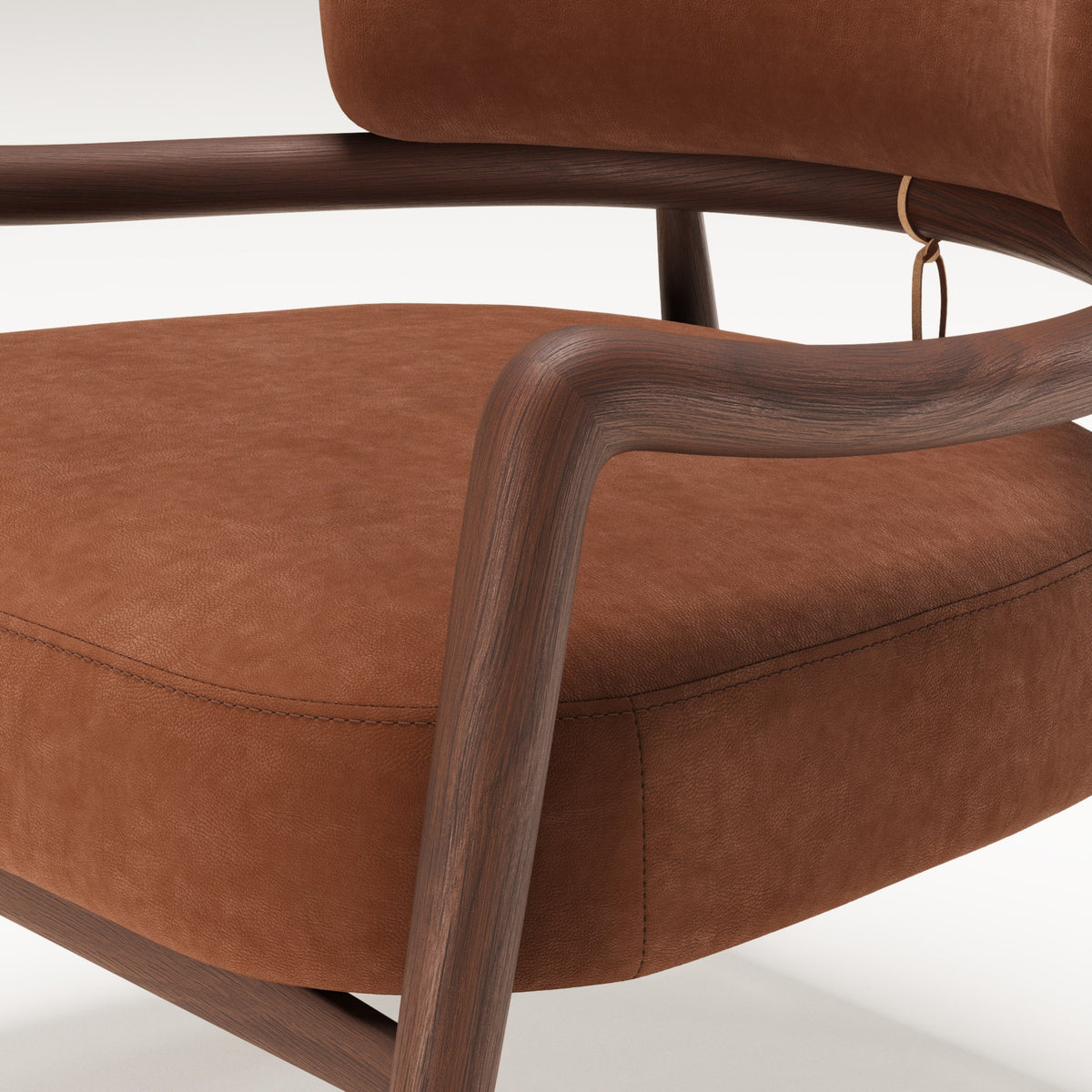 Accoudoir du fauteuil lounge Botero en noyer et cuir cognac, vu de près