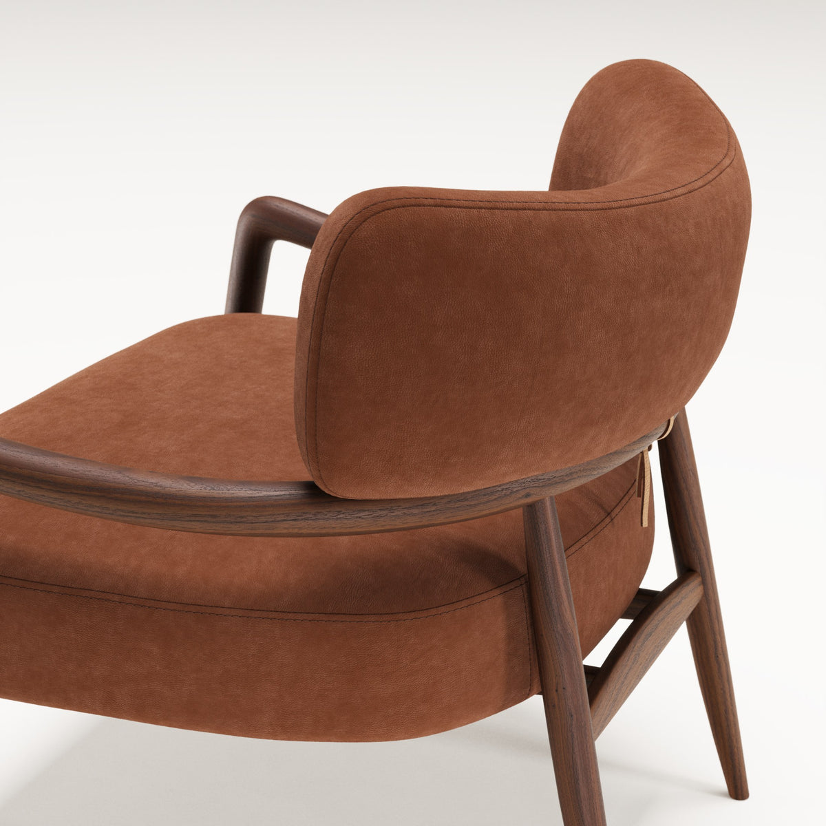 Dossier du fauteuil lounge Botero en noyer et cuir cognac, vu de trois quarts arrière