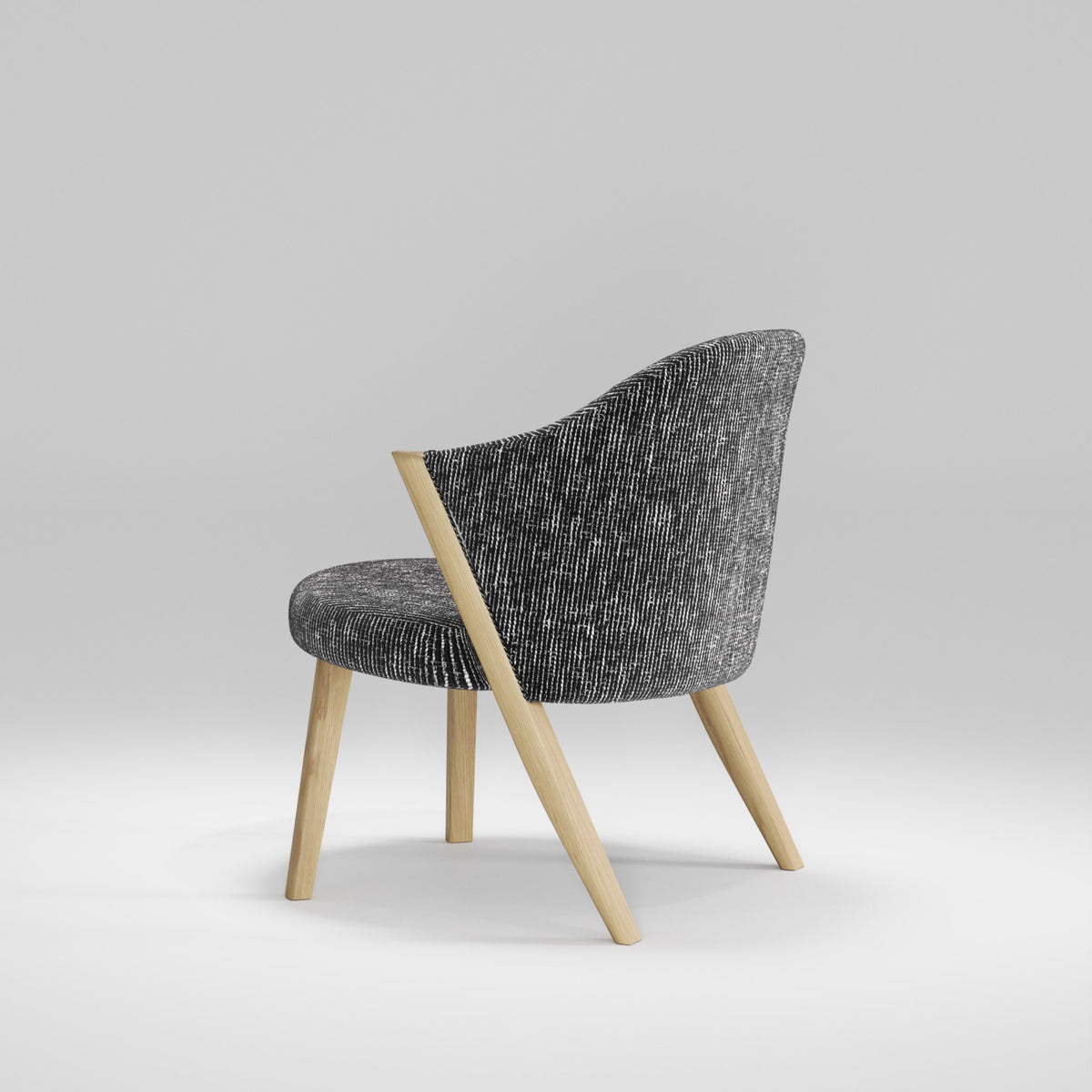 Fauteuil lounge Caravela en chêne et tissu chiné noir vu de trois quarts arrière