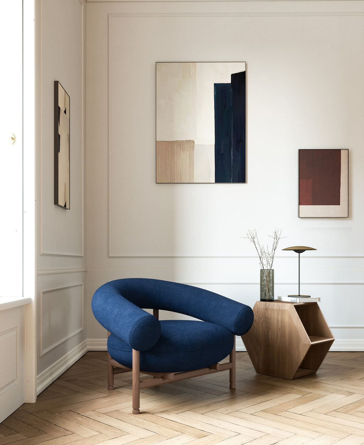 Fauteuil lounge Loop en tissu bleu nuit à côté d'une table d'appoint hexagonale en bois