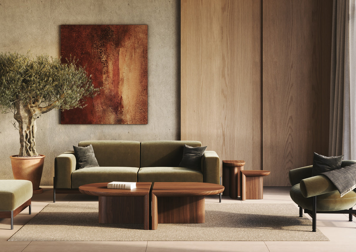 Fauteuil lounge Loop en tissu vert olive dans un salon, à côté d'un canapé du même tissu et de tables basses en bois
