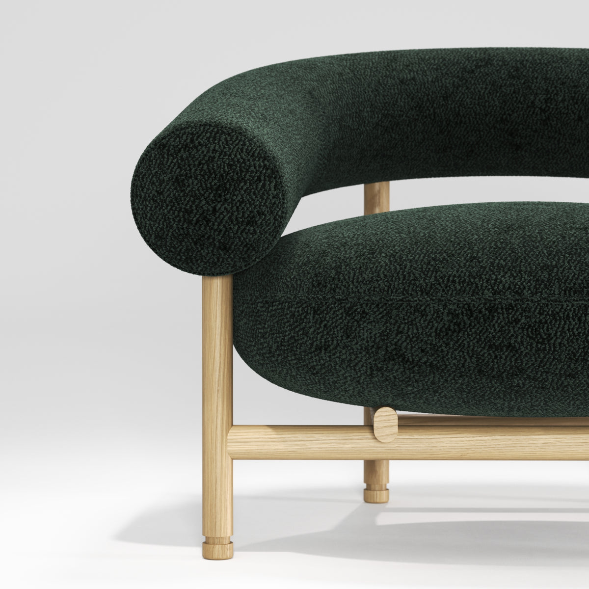 Accoudoir du fauteuil lounge Loop en chêne et tissu vert forêt, vu de près