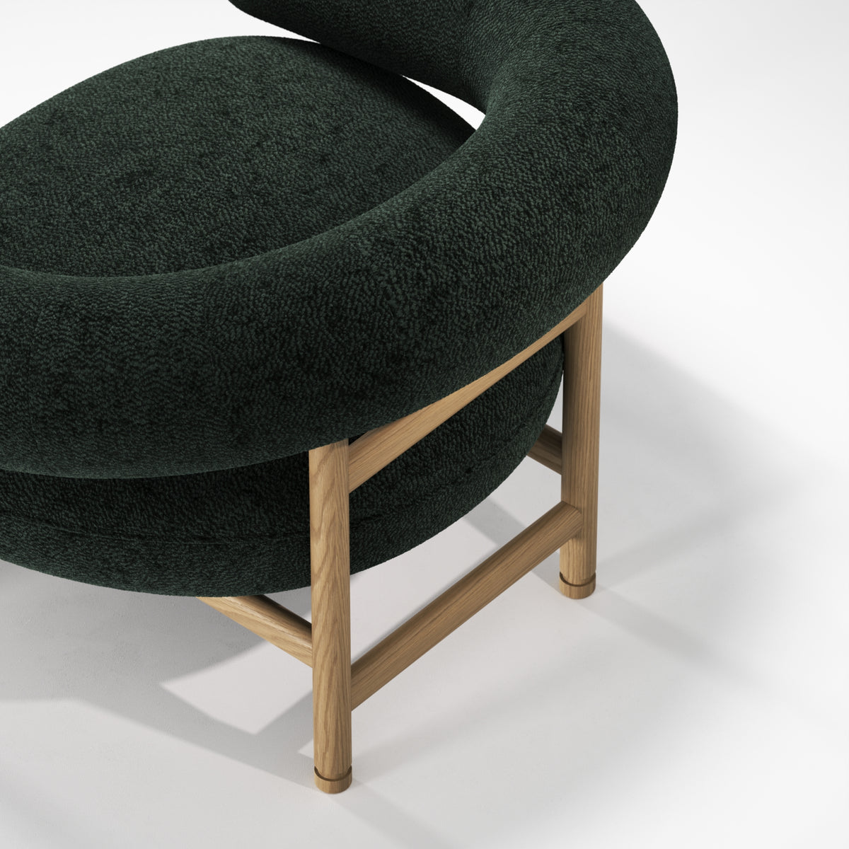 Piètement du fauteuil lounge Loop en chêne et tissu vert forêt, vu de près