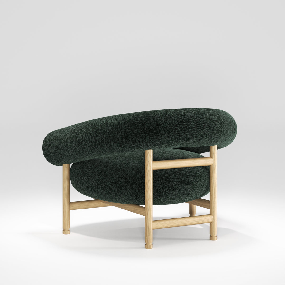 Fauteuil lounge Loop en chêne et tissu vert forêt vu de trois quarts arrière