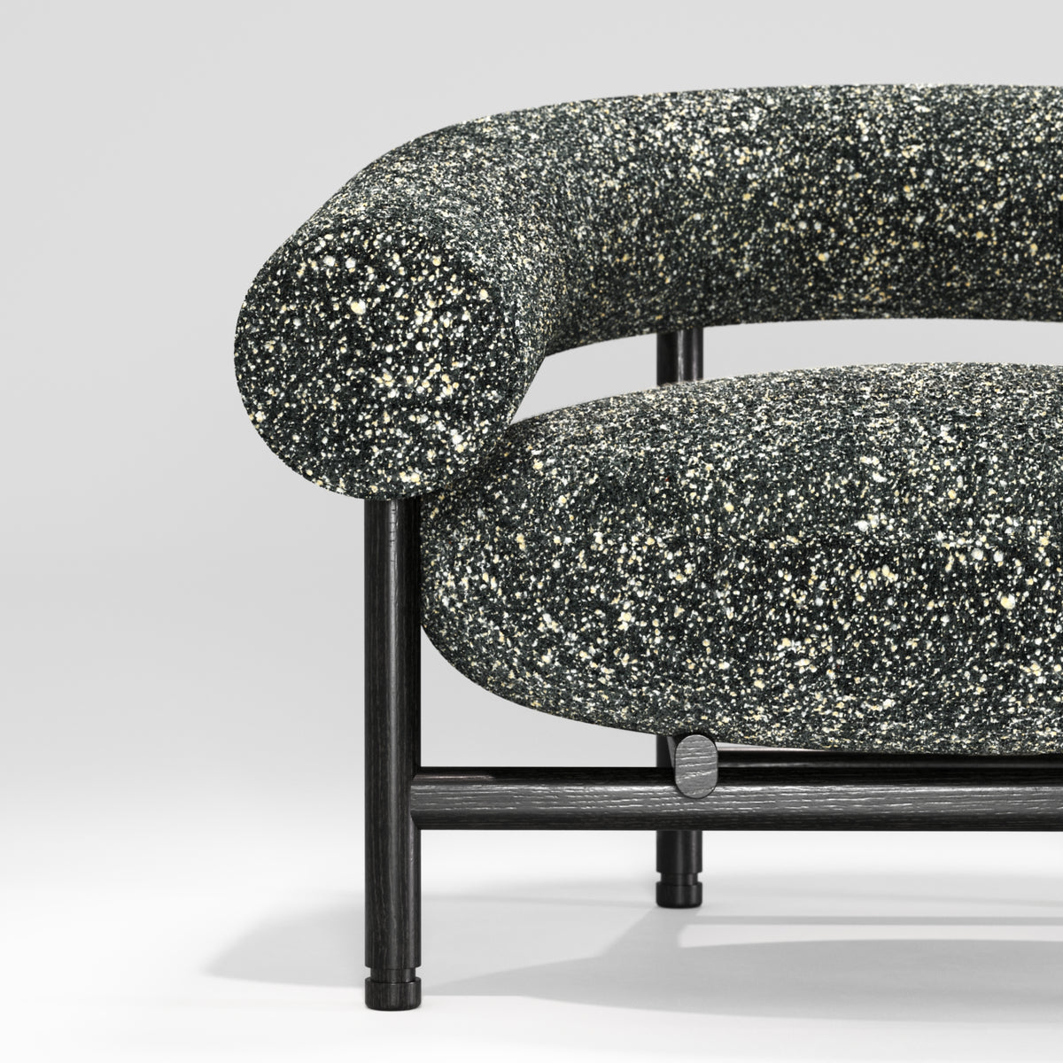Accoudoir du fauteuil lounge Loop en chêne noir et tissu moucheté, vu de près