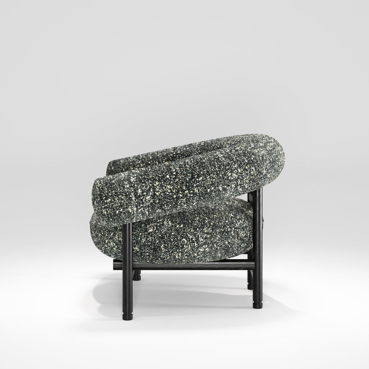 Fauteuil lounge Loop en chêne noir et tissu moucheté vu de profil
