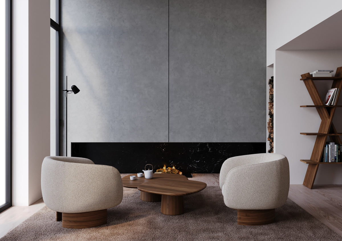 Deux fauteuils lounge Nido en tissu blanc devant une cheminée