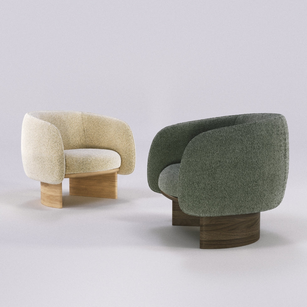 Fauteuils lounge Nido en chêne et tissu écru et en noyer et tissu vert sauge, côte à côte