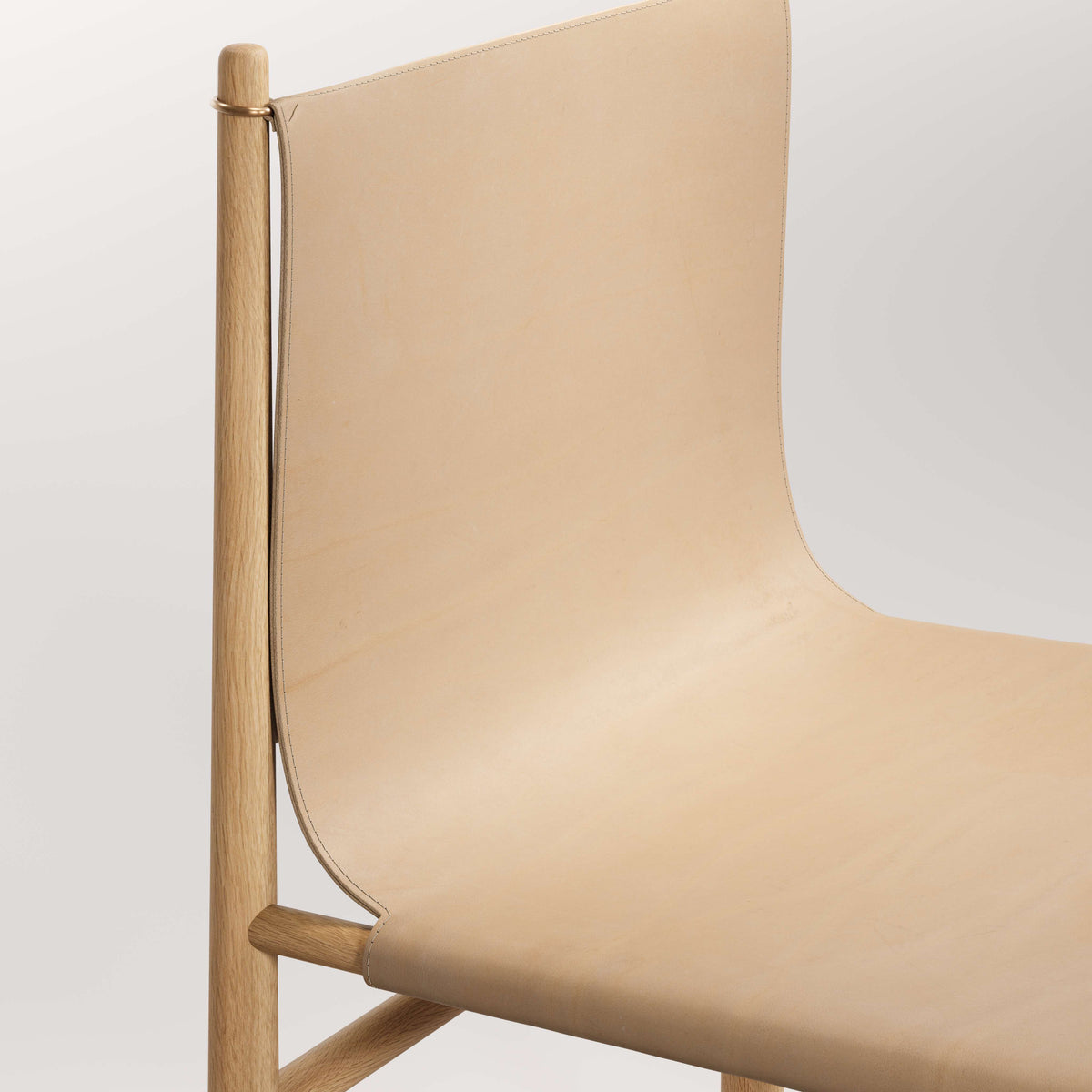 Cuir du dossier du fauteuil lounge Nook en chêne et cuir naturel, vu de près