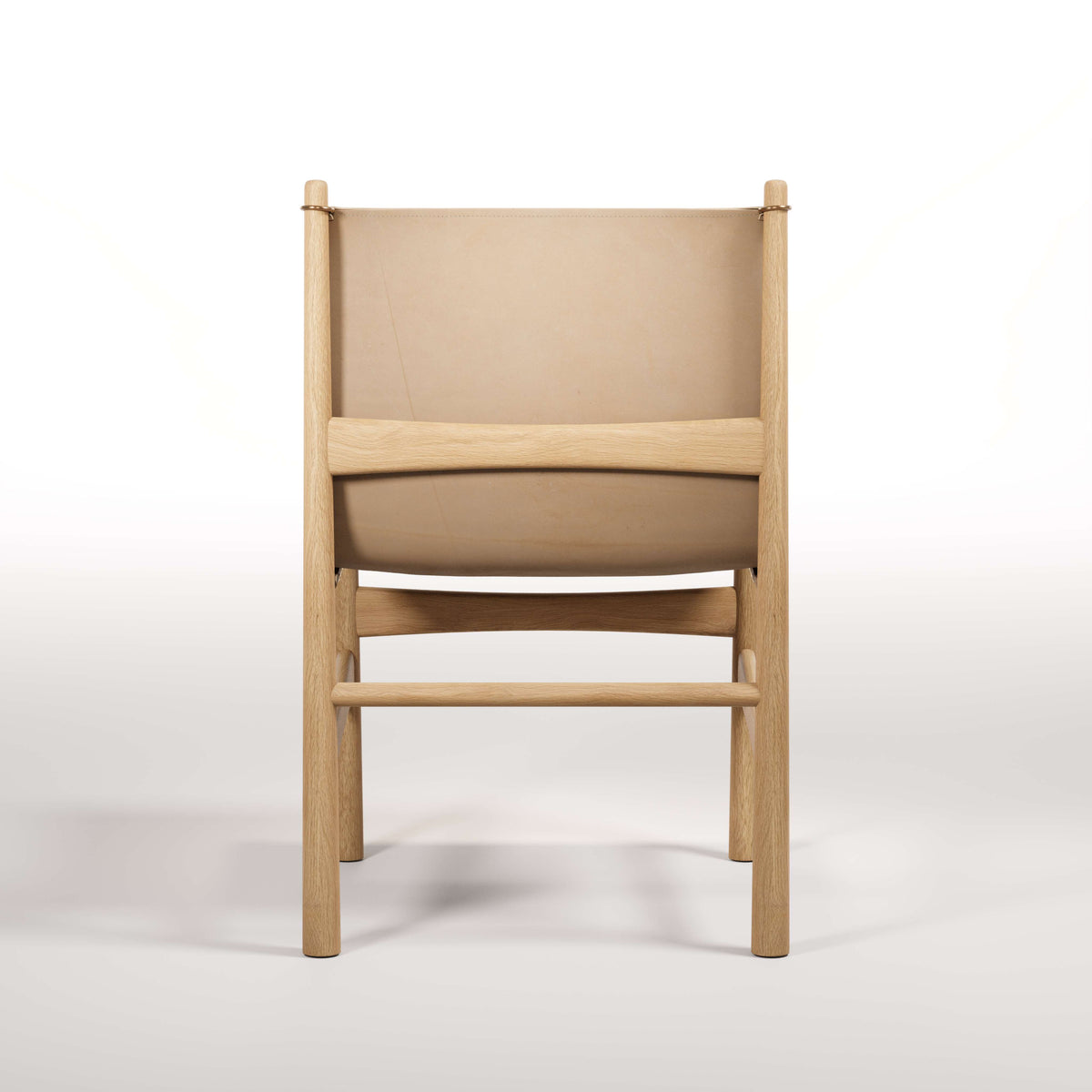 Fauteuil lounge Nook en chêne et cuir naturel vu de dos