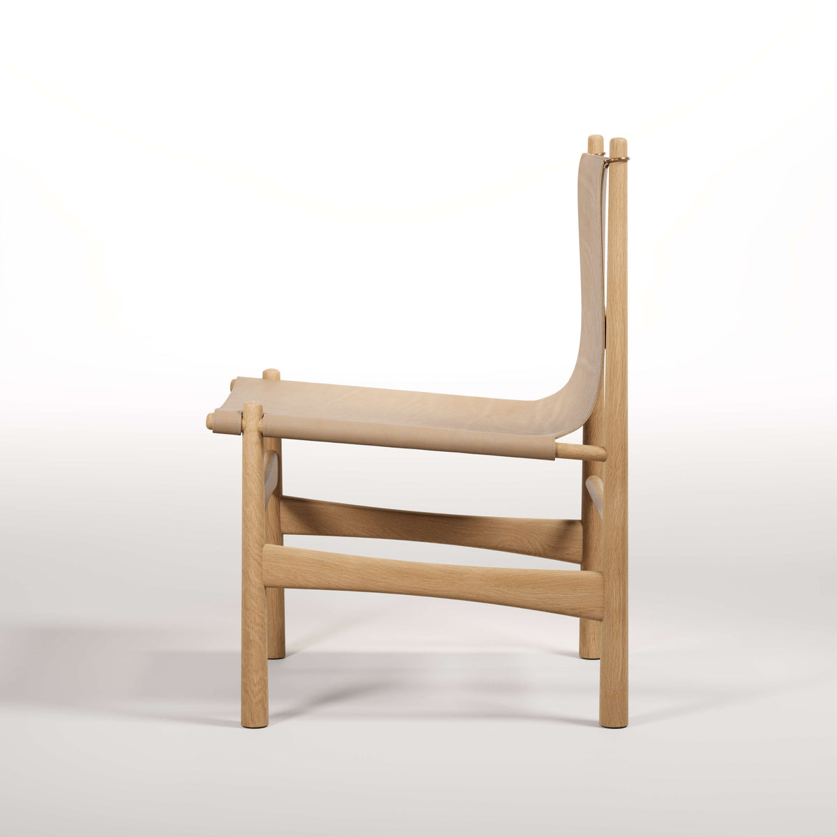 Fauteuil lounge Nook en chêne et cuir naturel vu de profil