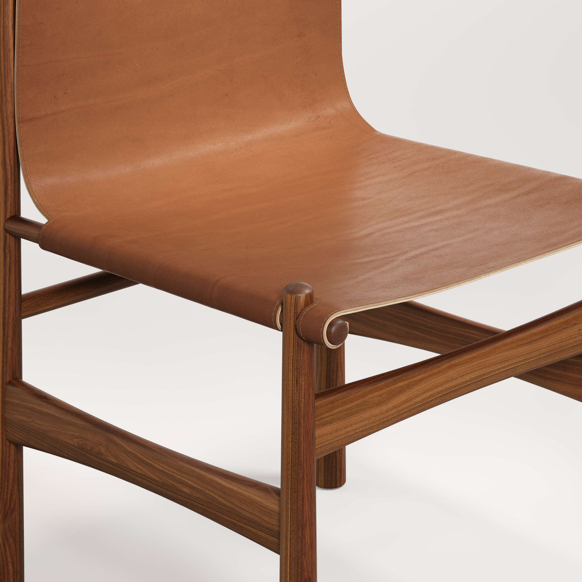 Assise en cuir du fauteuil lounge Nook en noyer et cuir noisette, vue de près
