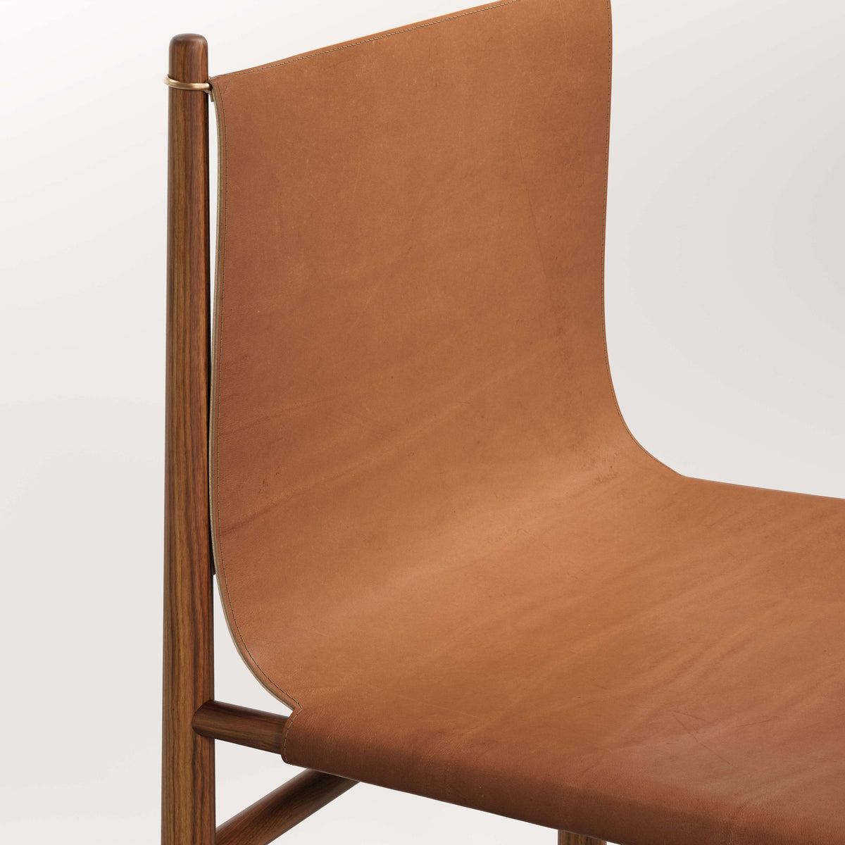 Cuir du dossier du fauteuil lounge Nook en noyer et cuir noisette, vu de près