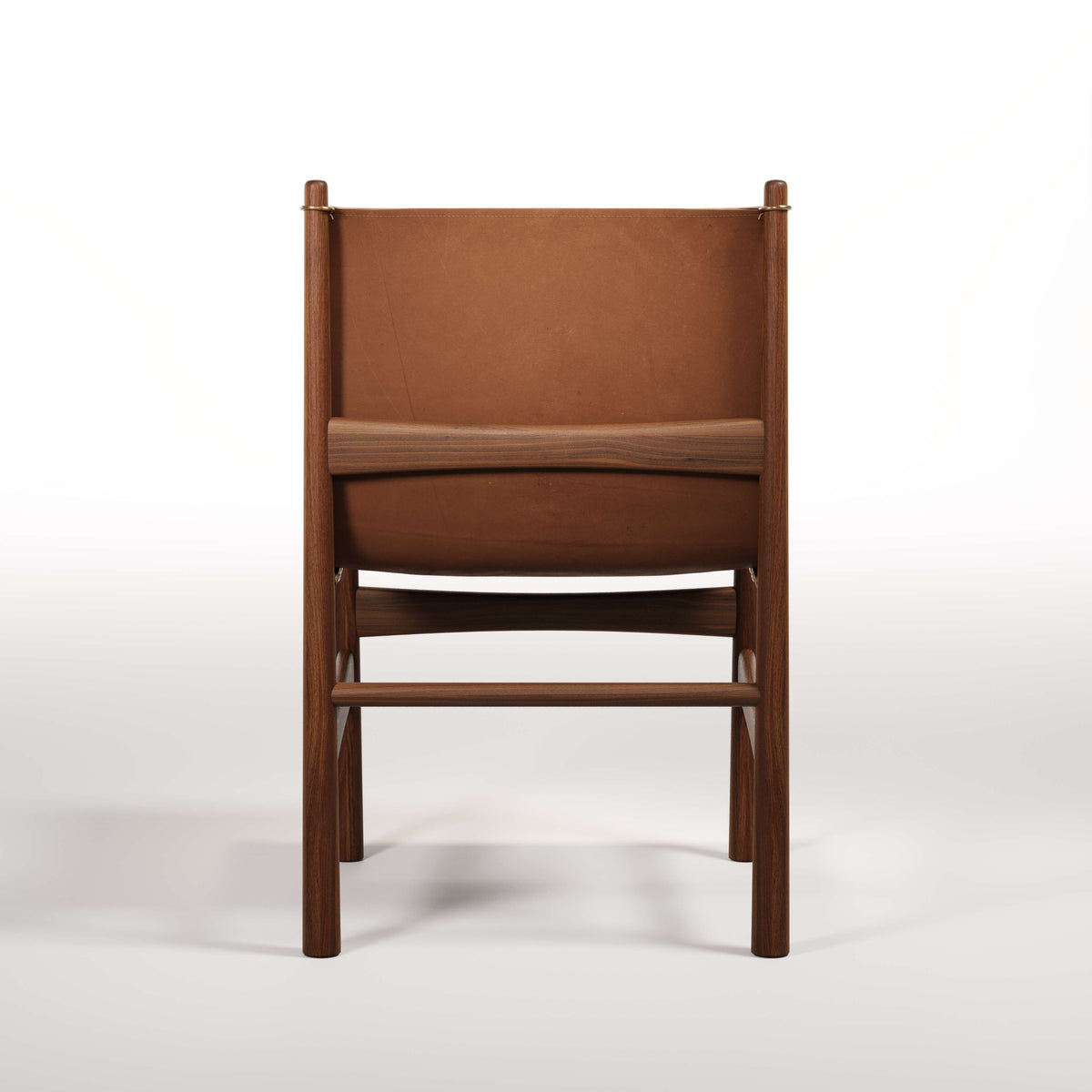 Fauteuil lounge Nook en noyer et cuir noisette vu de dos