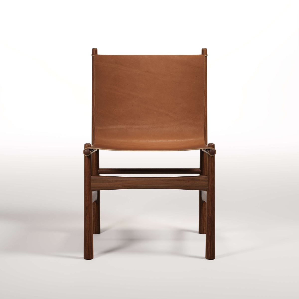 Fauteuil lounge Nook en noyer et cuir noisette vu de face