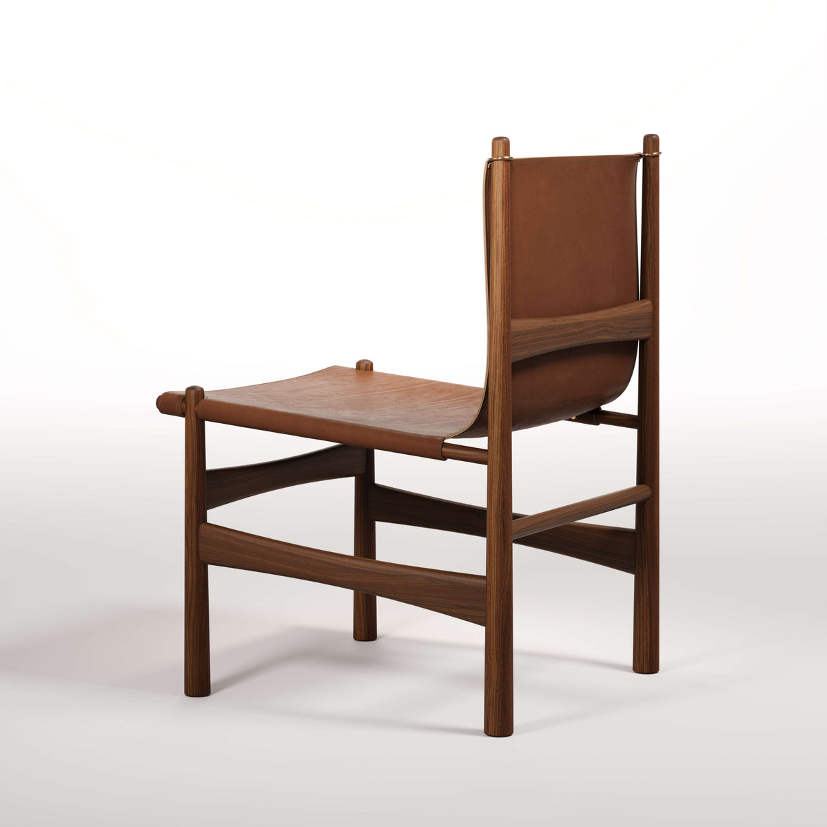 Fauteuil lounge Nook en noyer et cuir noisette vu de trois quarts arrière