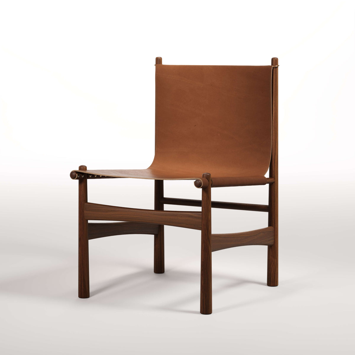 Fauteuil lounge Nook en noyer et cuir noisette vu de trois quarts