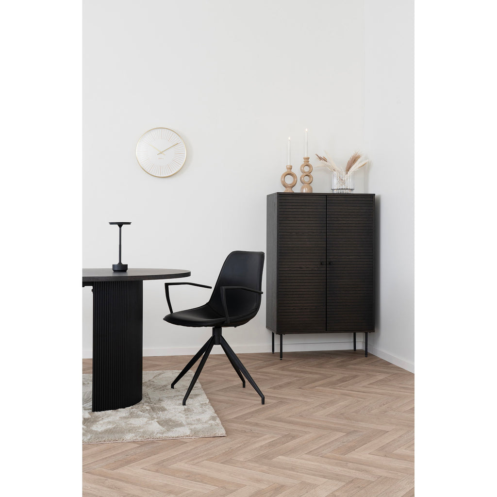 Fauteuil Monaco total look noir avec accoudoirs devant une table ronde noire dans intérieur minimaliste