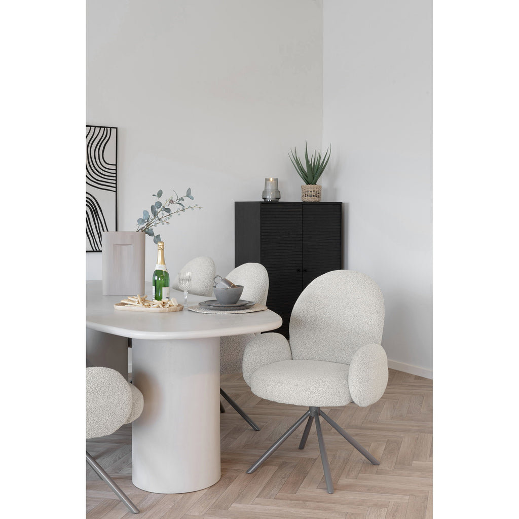 Fauteuil Lana bouclé sable piétement étoile gris autour d'une table ovale blanche salle à manger