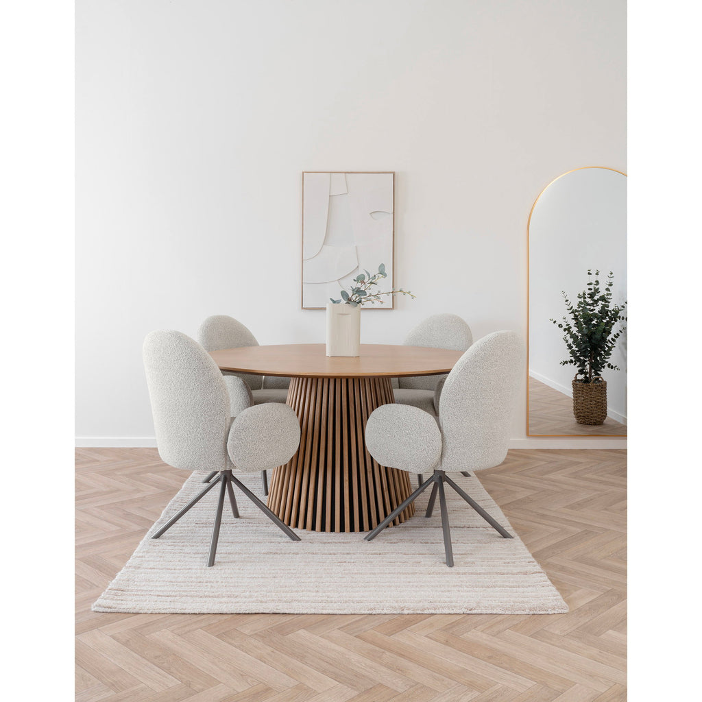 Fauteuils Lana bouclé sable autour d'une table ronde en chêne naturel cannelée salon lumineux miroir doré