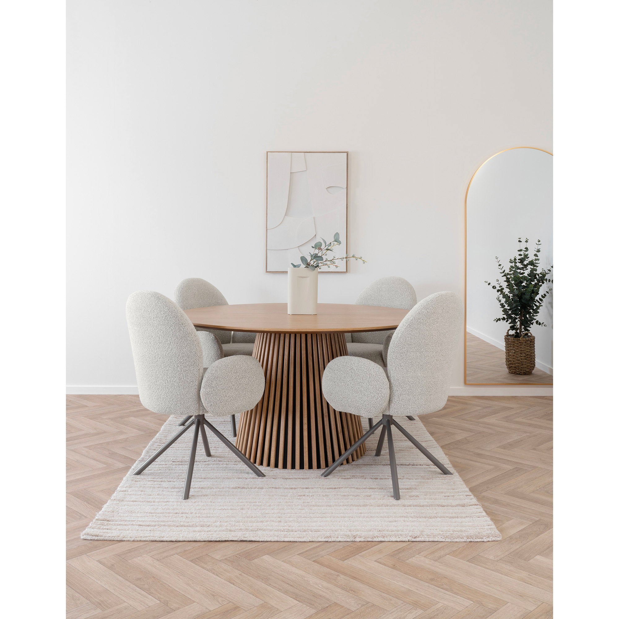 Fauteuils Lana bouclé sable autour d'une table ronde en chêne naturel cannelée salon lumineux miroir doré