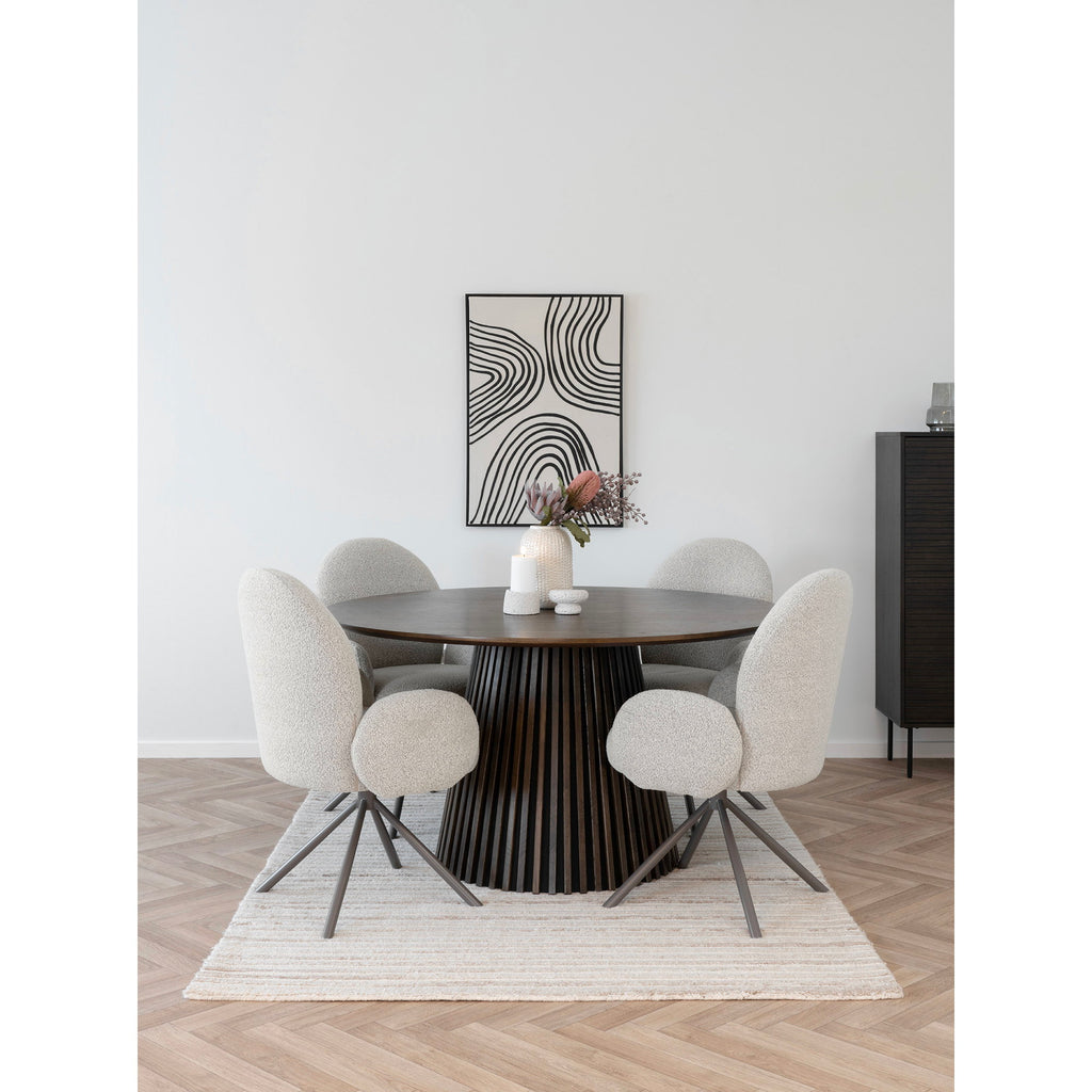Quatre fauteuils pivotants Lana bouclé sable autour d'une table ronde en noyer salle à manger contemporaine