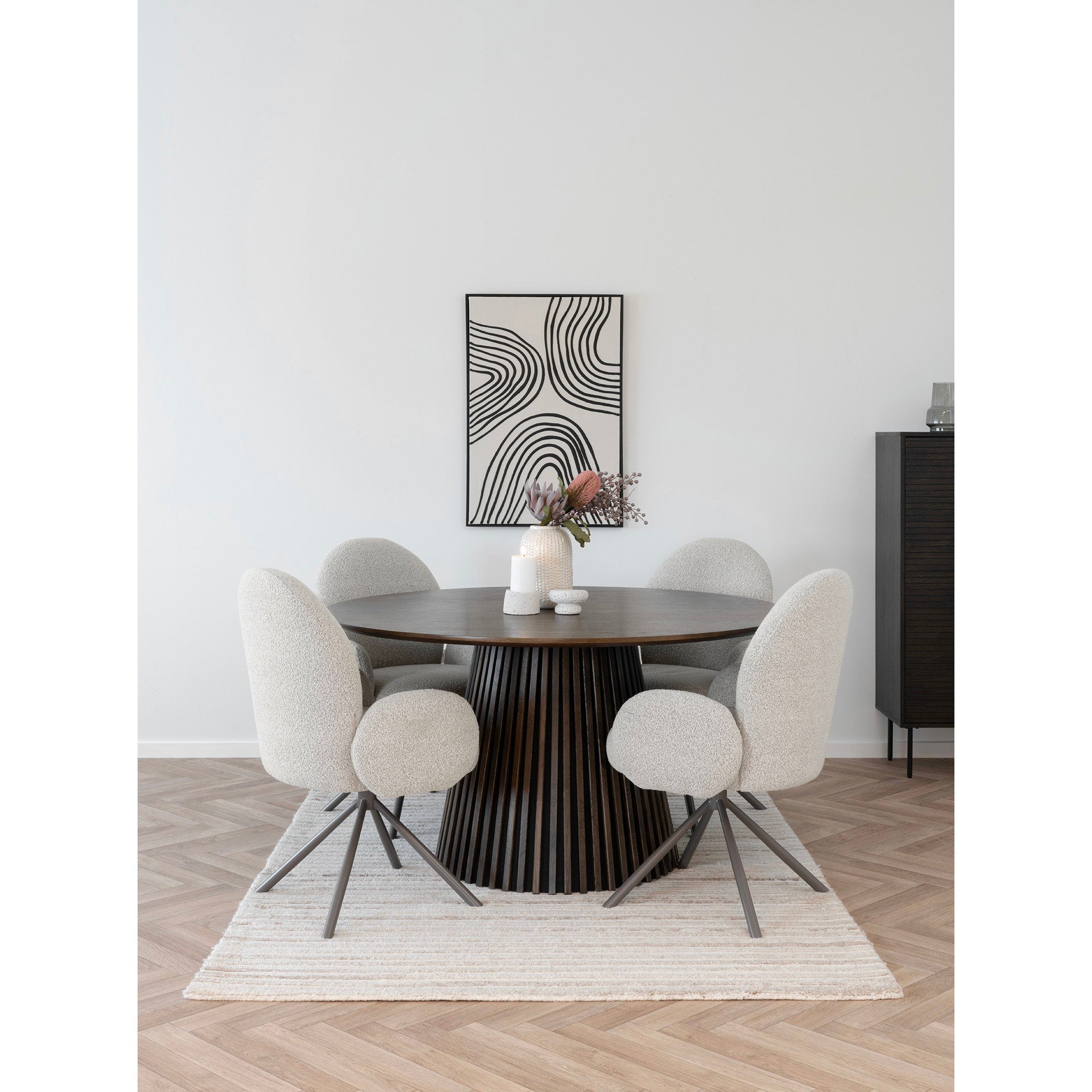 Quatre fauteuils pivotants Lana bouclé sable autour d'une table ronde en noyer salle à manger contemporaine