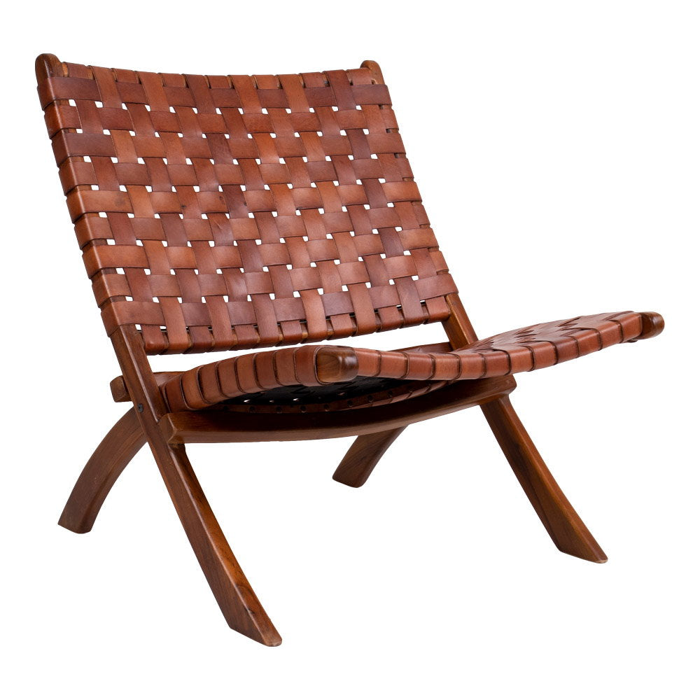Fauteuil pliant lounge Perugia lanières simili cuir tressé brun cognac pieds teck naturel vue trois quarts