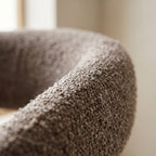 Fauteuil Trivio bouclé brun taupe détail texture bouclée et dossier arrondi pieds noirs