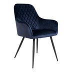 Fauteuil de table Harbo en velours bleu nuit matelassé losanges avec pieds acier noir vue trois quarts