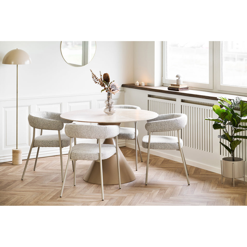 Ambiance salle à manger 4 fauteuils Trivio bouclé gris autour d'une table ronde piétement sable