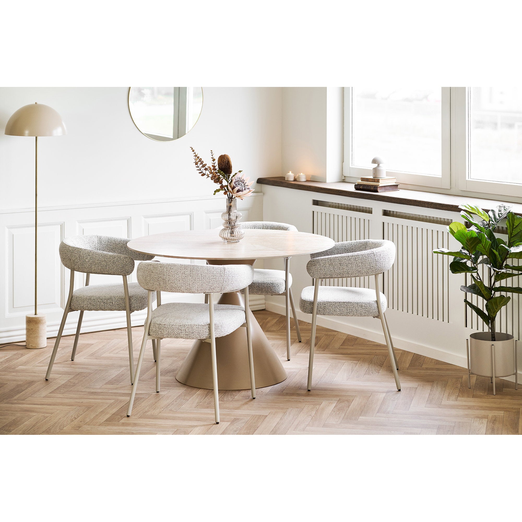 Ambiance salle à manger 4 fauteuils Trivio bouclé gris autour d'une table ronde piétement sable