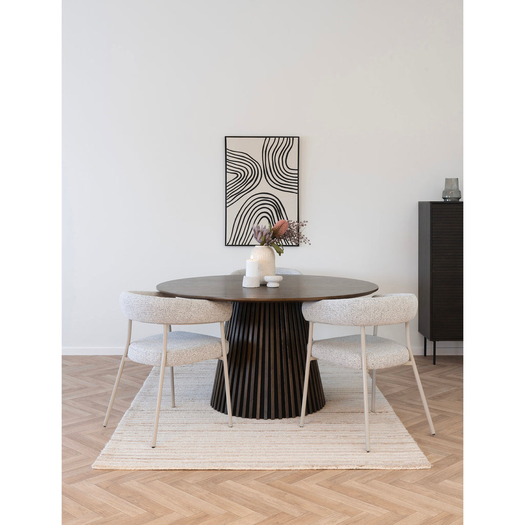 Fauteuils Trivio en tissu bouclé gris dans une salle à manger lumineuse avec table en bois naturel