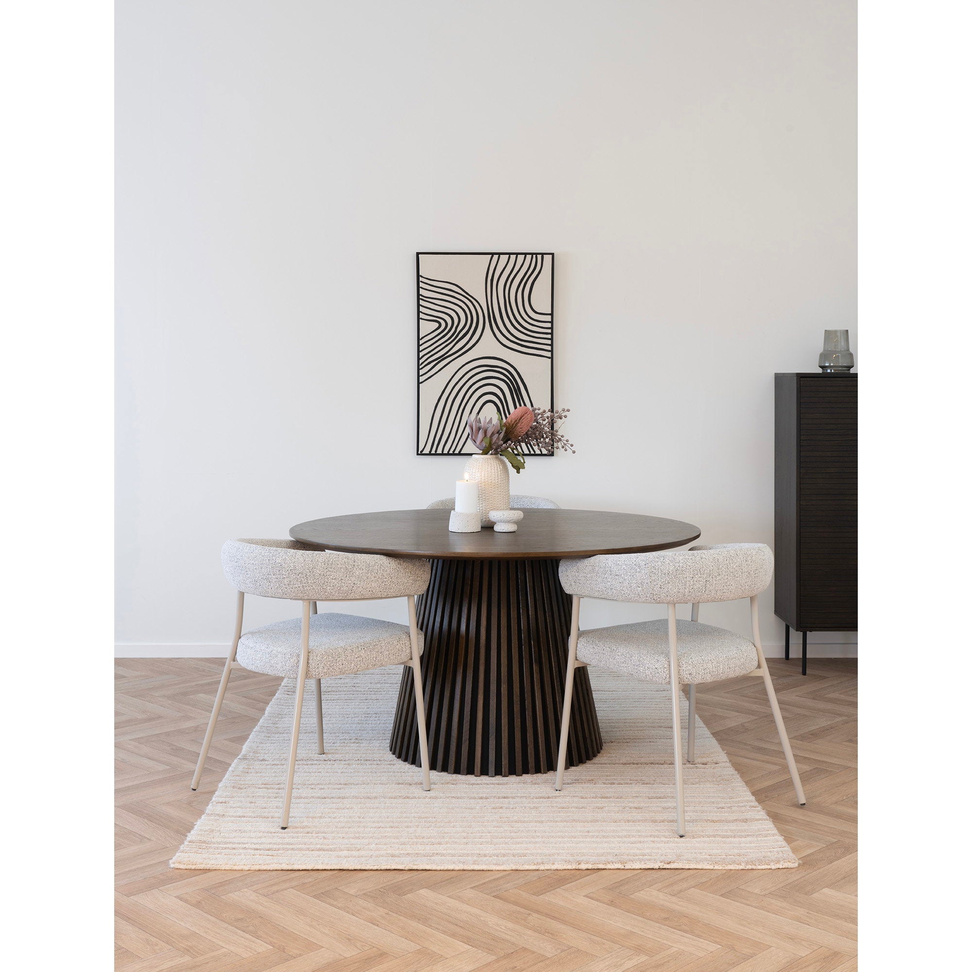 Fauteuils Trivio en tissu bouclé gris dans une salle à manger lumineuse avec table en bois naturel