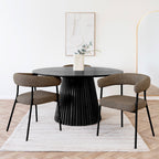 Ambiance salle à manger 4 fauteuils Trivio bouclé brun taupe autour d'une table ronde noire