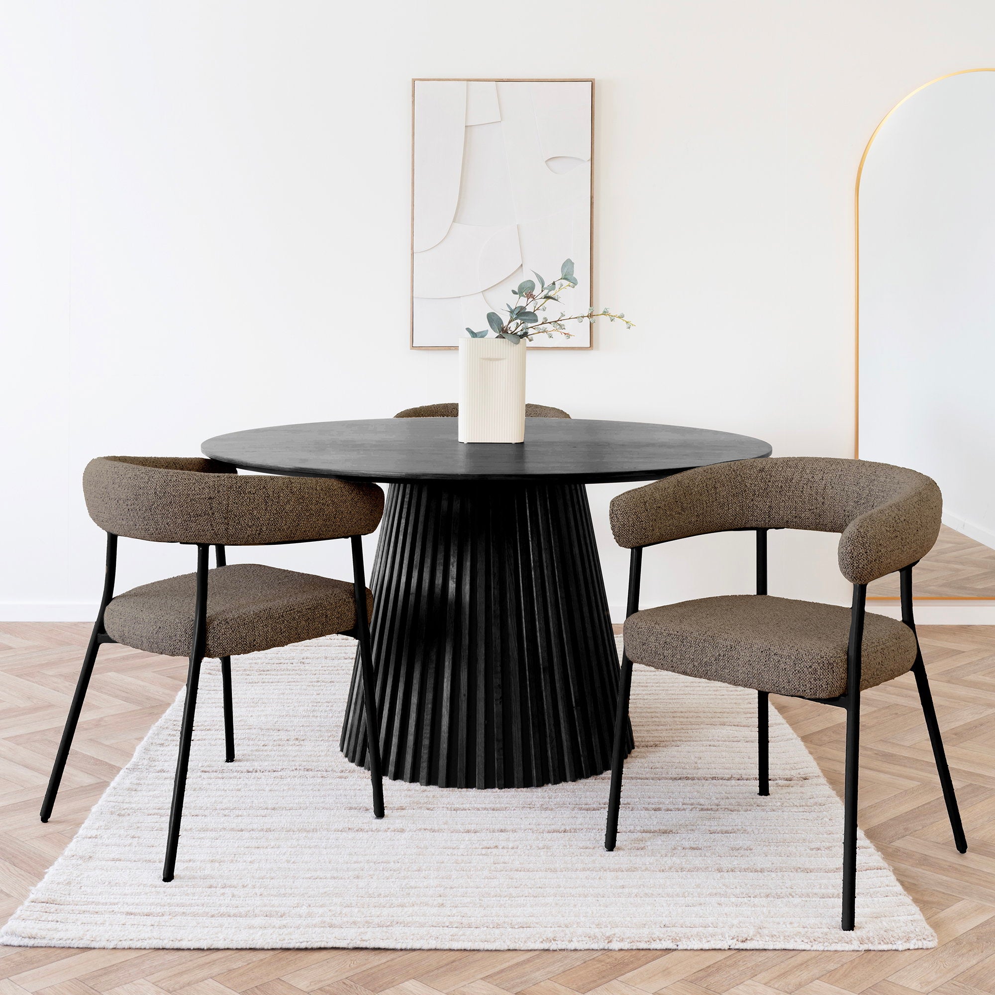 Ambiance salle à manger 4 fauteuils Trivio bouclé brun taupe autour d'une table ronde noire
