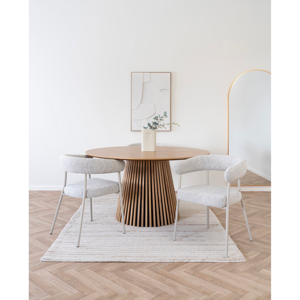 Fauteuils Trivio bouclé gris autour d'une table ronde chêne style scandinave épuré