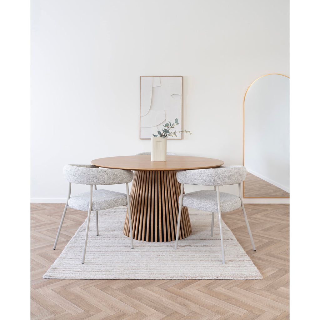Fauteuils Trivio gris chiné autour d'une table ronde wengé ambiance salle à manger contemporaine